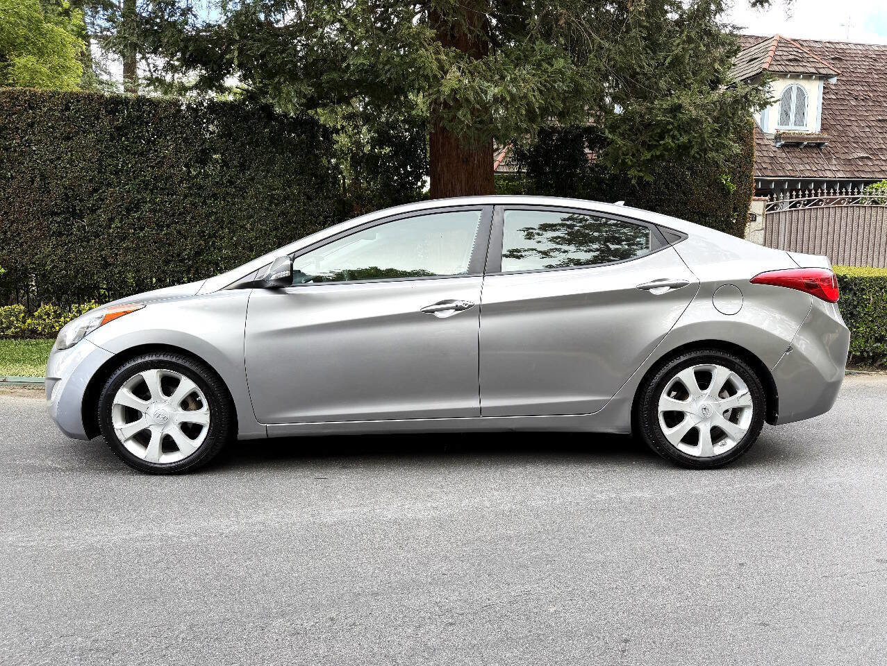 Used 2012 Hyundai Elantra Limited w/ Technology Pkg 5 FWD image 4