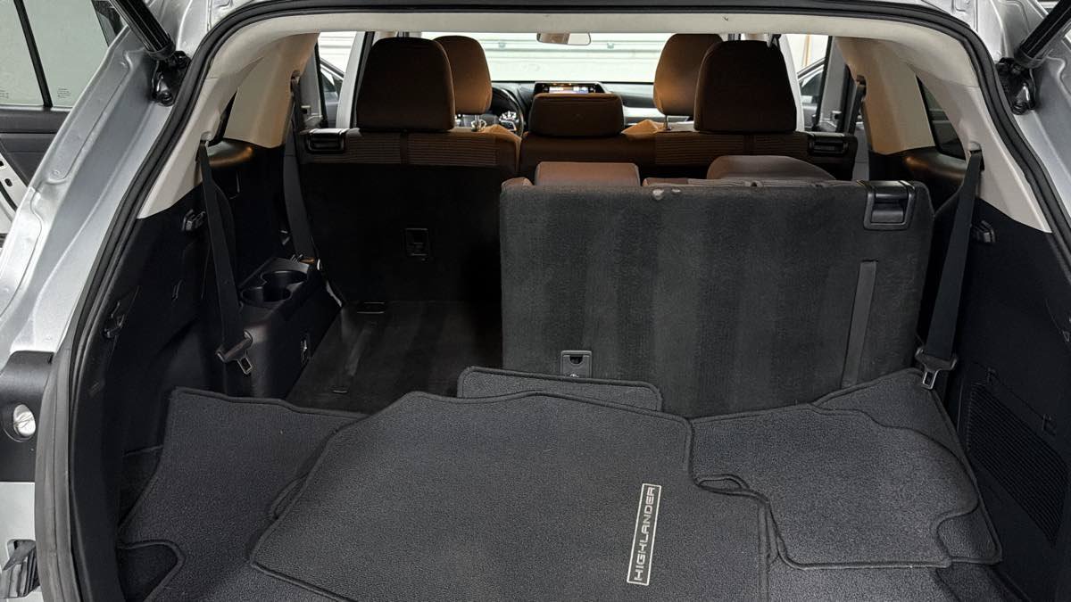 Used 2021 Toyota Highlander LE FWD image 30