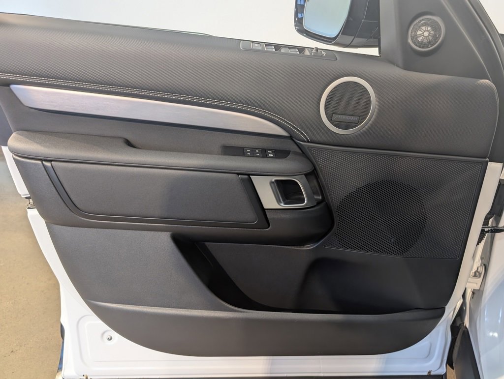 Used 2024 Land Rover Discovery Dynamic SE image 11