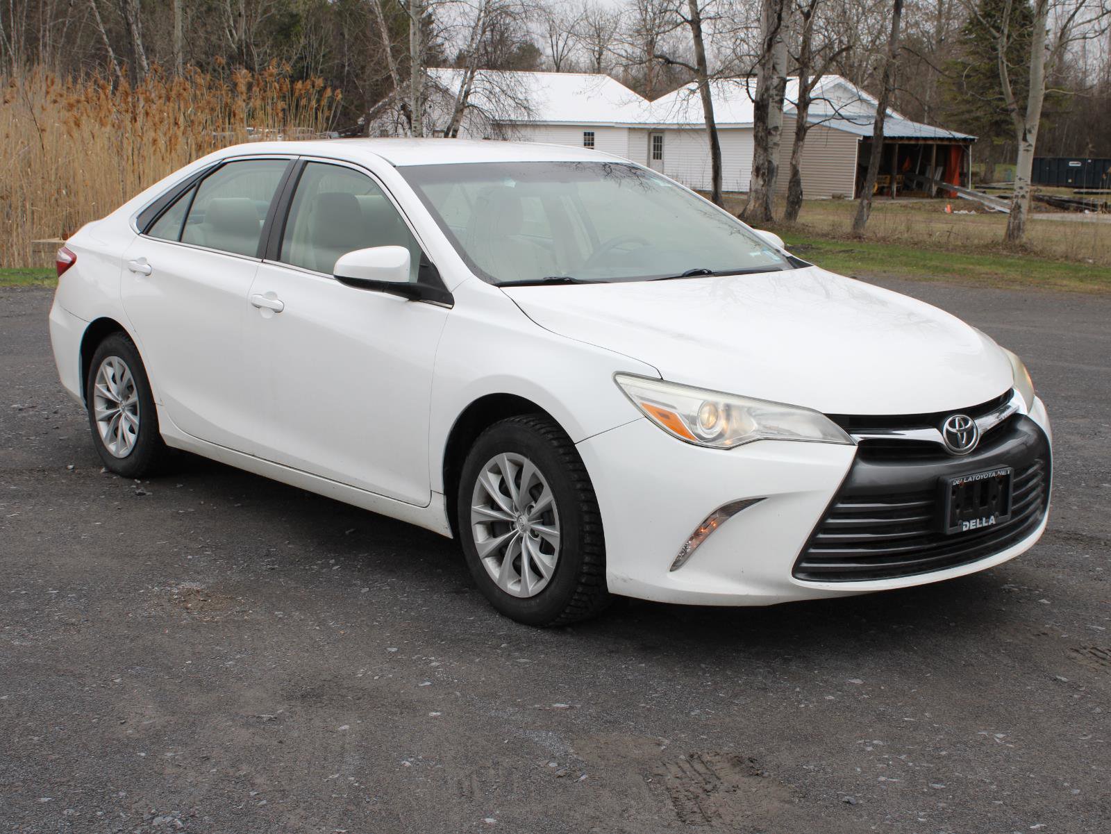 Used 2015 Toyota Camry LE image 3