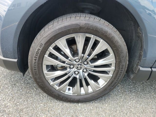 Used 2024 Toyota Venza XLE AWD/4WD image 17