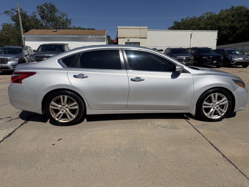 Used 2016 Nissan Altima 3.5 SL w/ 3.5 Technology Package FWD image 7