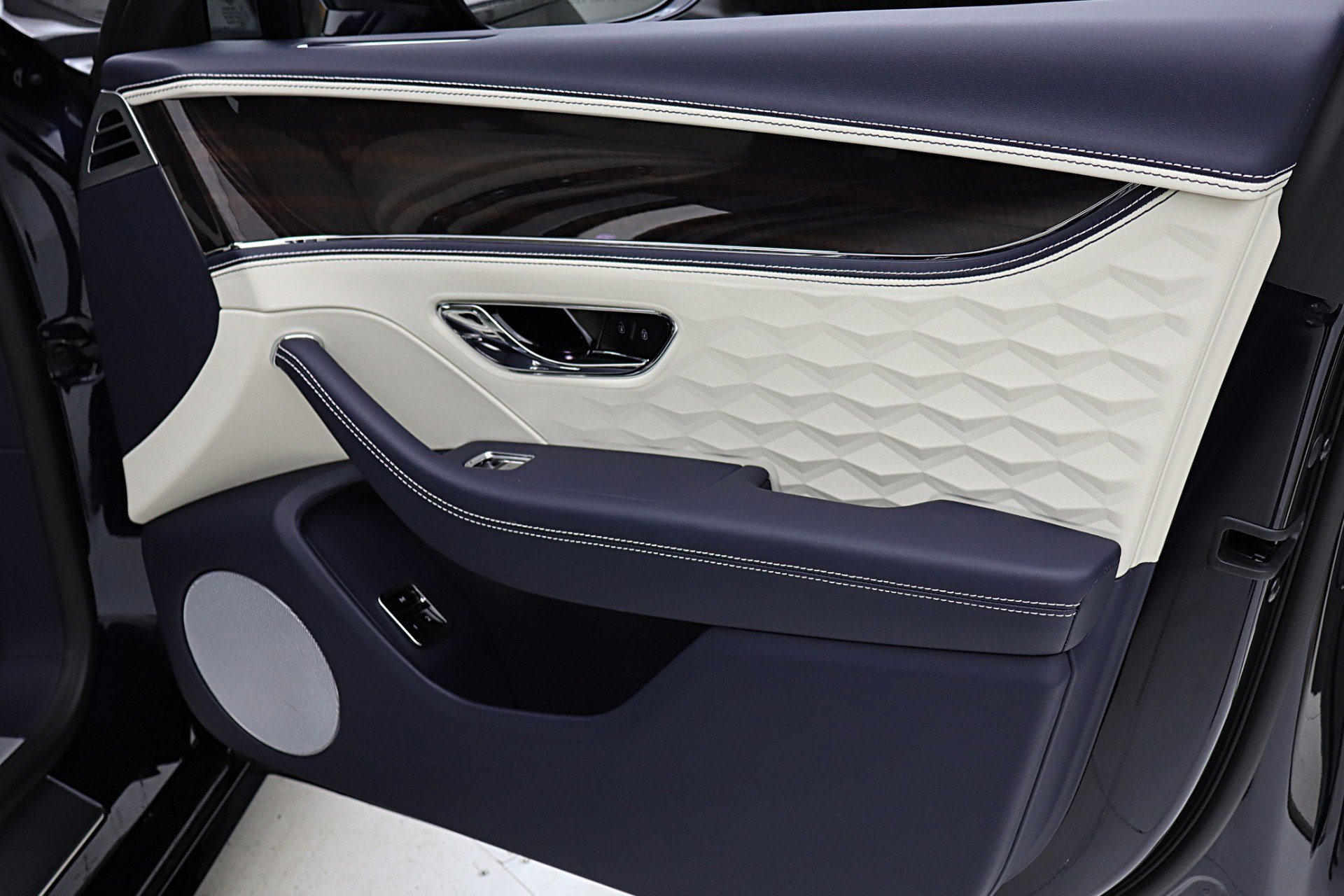 Used 2025 Bentley Flying Spur Plug-In Hybrid image 48