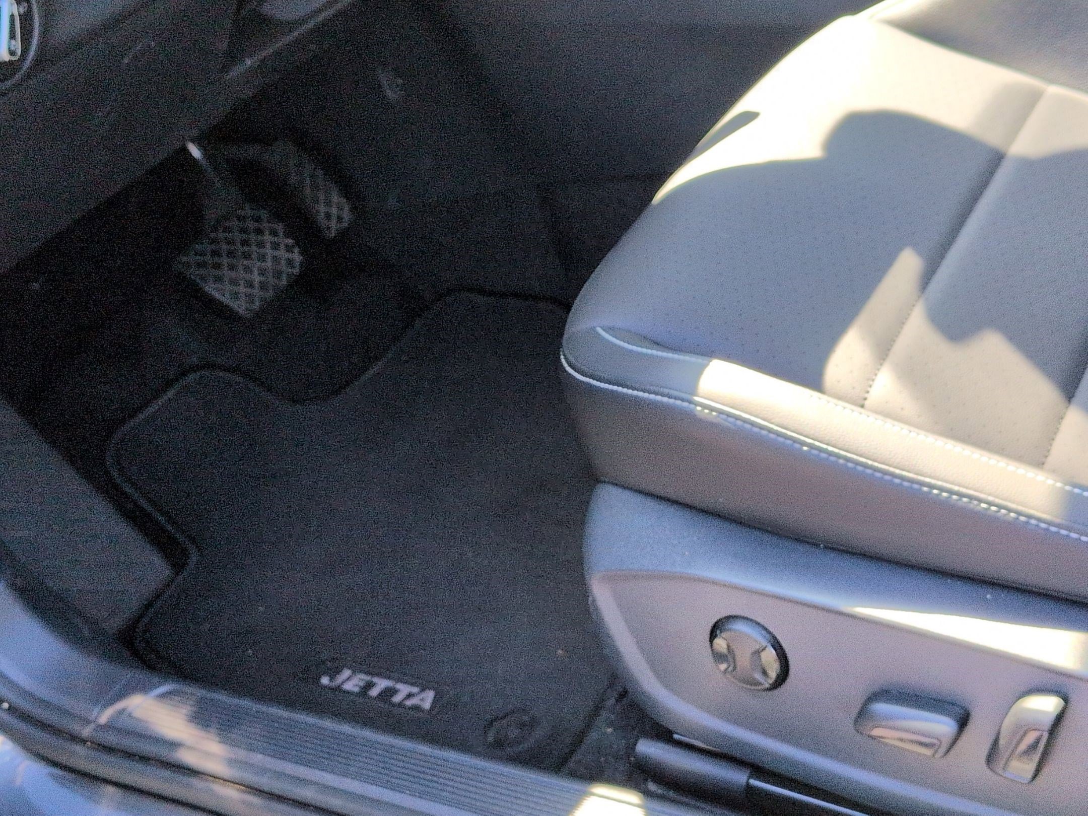 Used 2023 Volkswagen Jetta SE FWD image 17