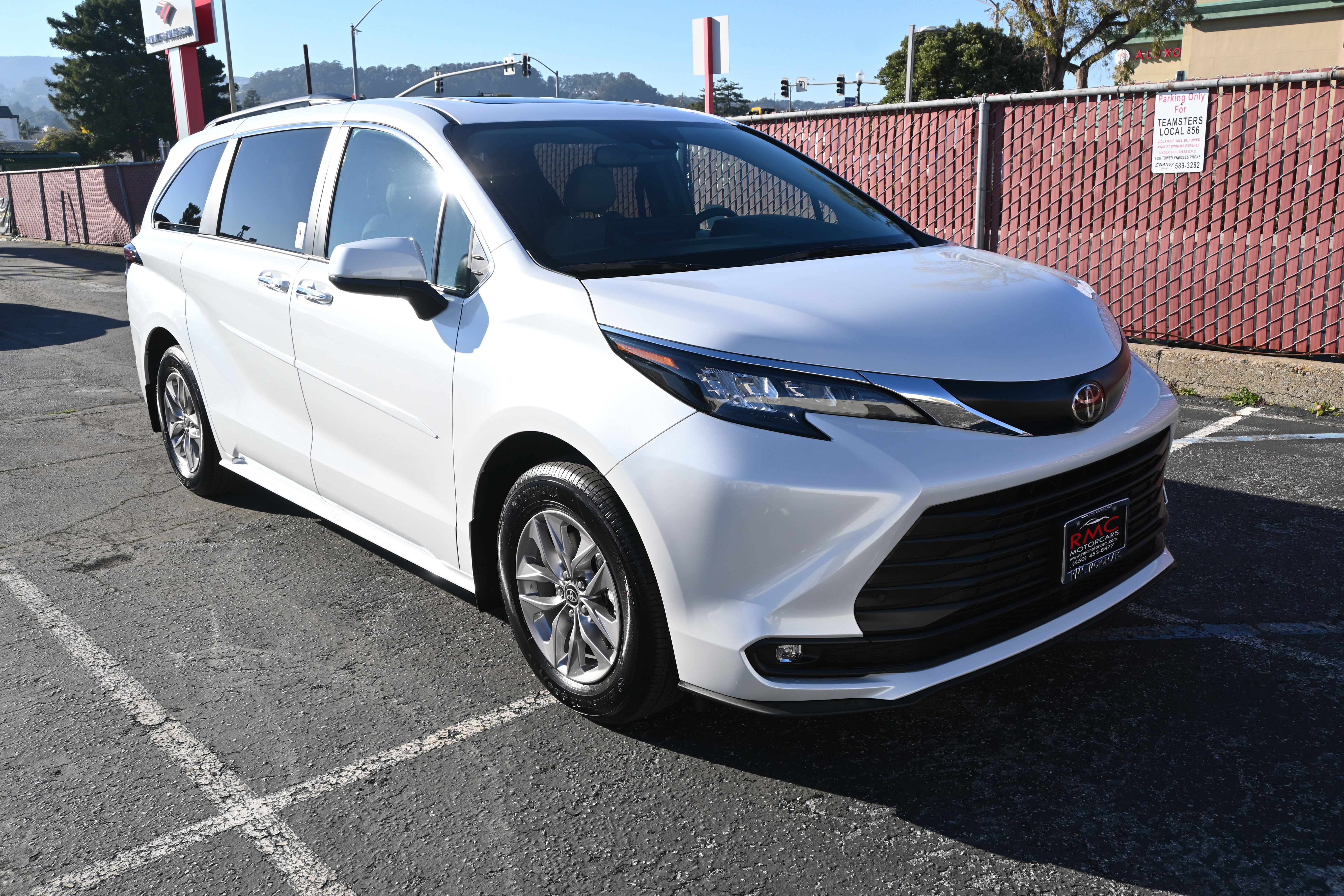 Used 2026 Toyota Sienna XLE image 7