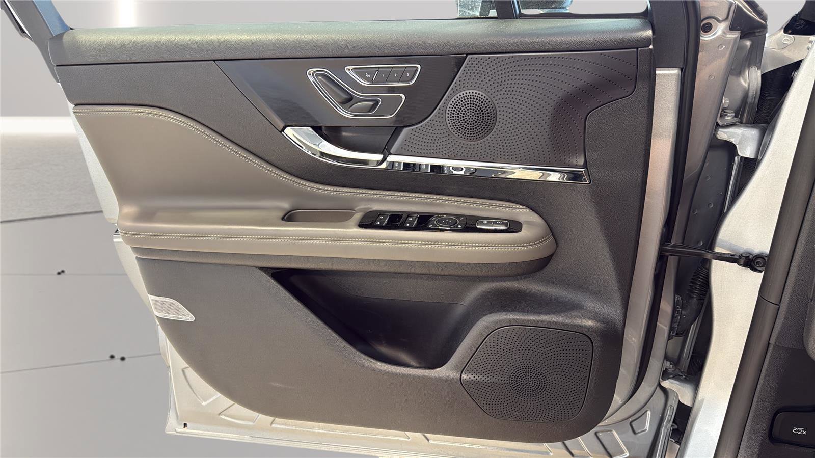 Used 2024 Lincoln Corsair AWD w/ Equipment Group 101A image 20