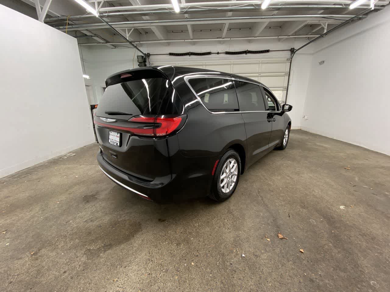 Used 2024 Chrysler Pacifica Touring-L FWD image 6