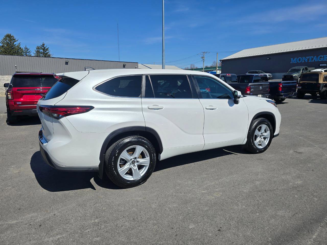Used 2023 Toyota Highlander L AWD/4WD image 6