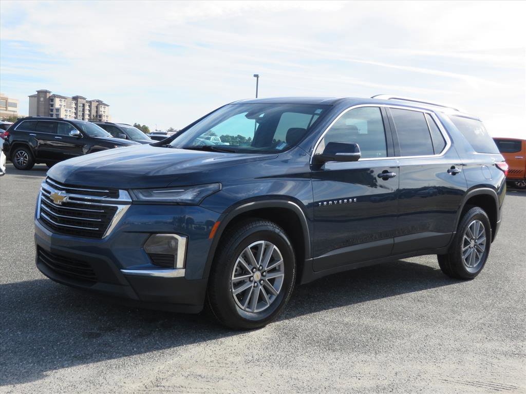 Used 2023 Chevrolet Traverse LT w/ Rear Camera Mirror Package image 3