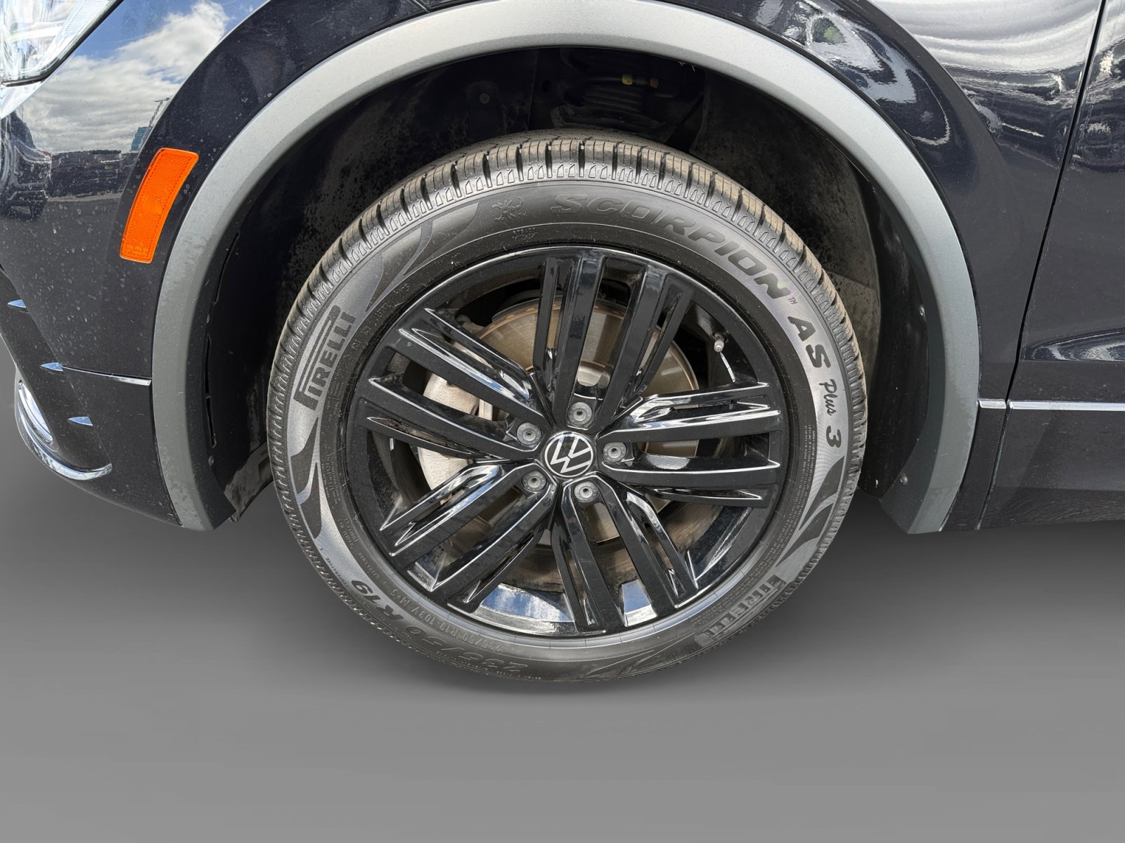 Certified 2022 Volkswagen Tiguan SE R-Line FWD image 9