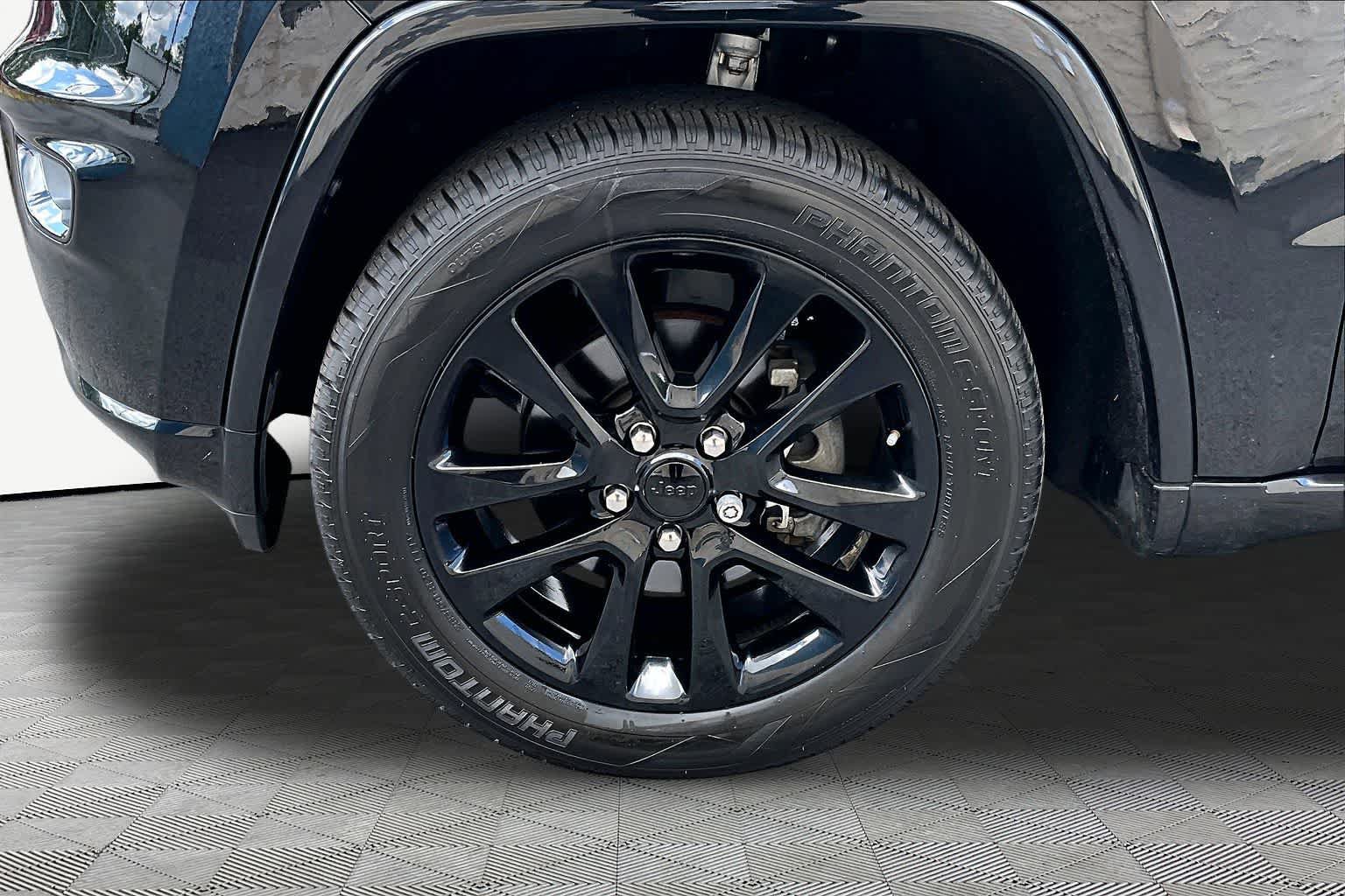 Used 2018 Jeep Grand Cherokee Altitude RWD image 11