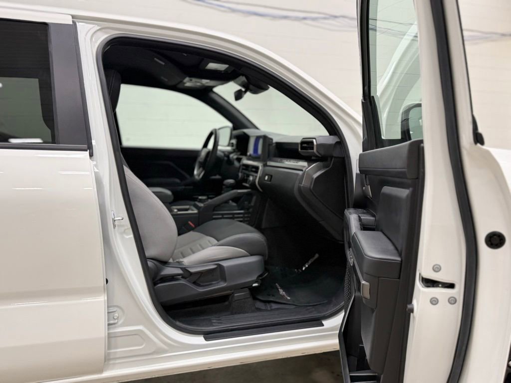 Used 2025 Toyota Tacoma TRD Off-Road image 31
