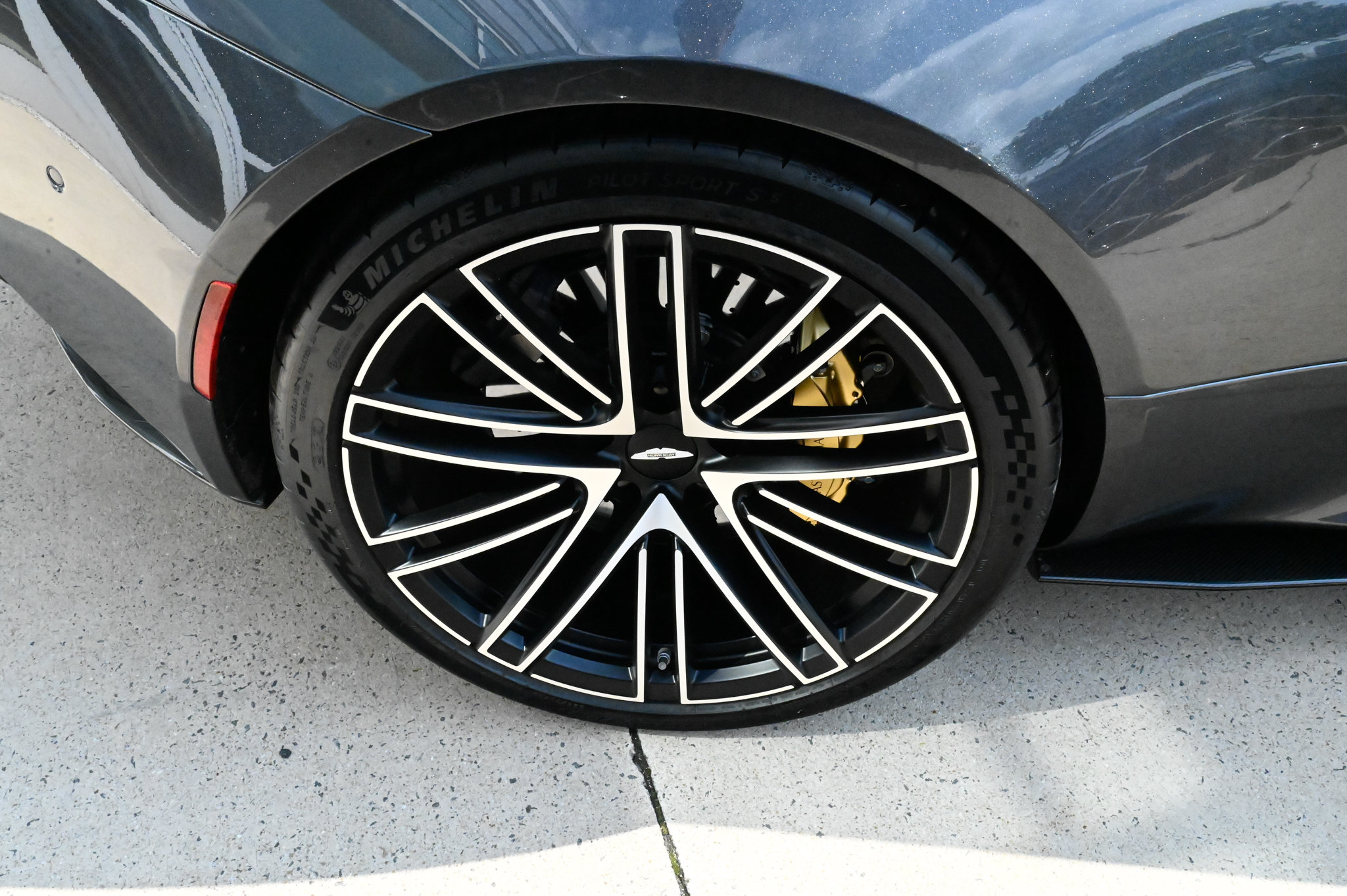 Used 2024 Aston Martin DB12 Coupe RWD image 10
