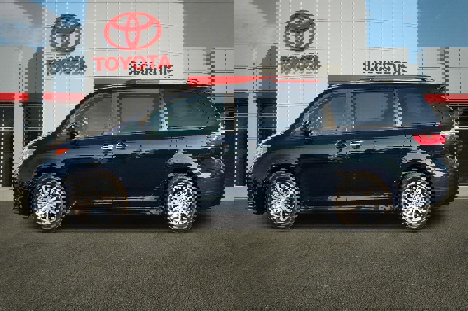 Used 2020 Toyota Sienna XLE image 6