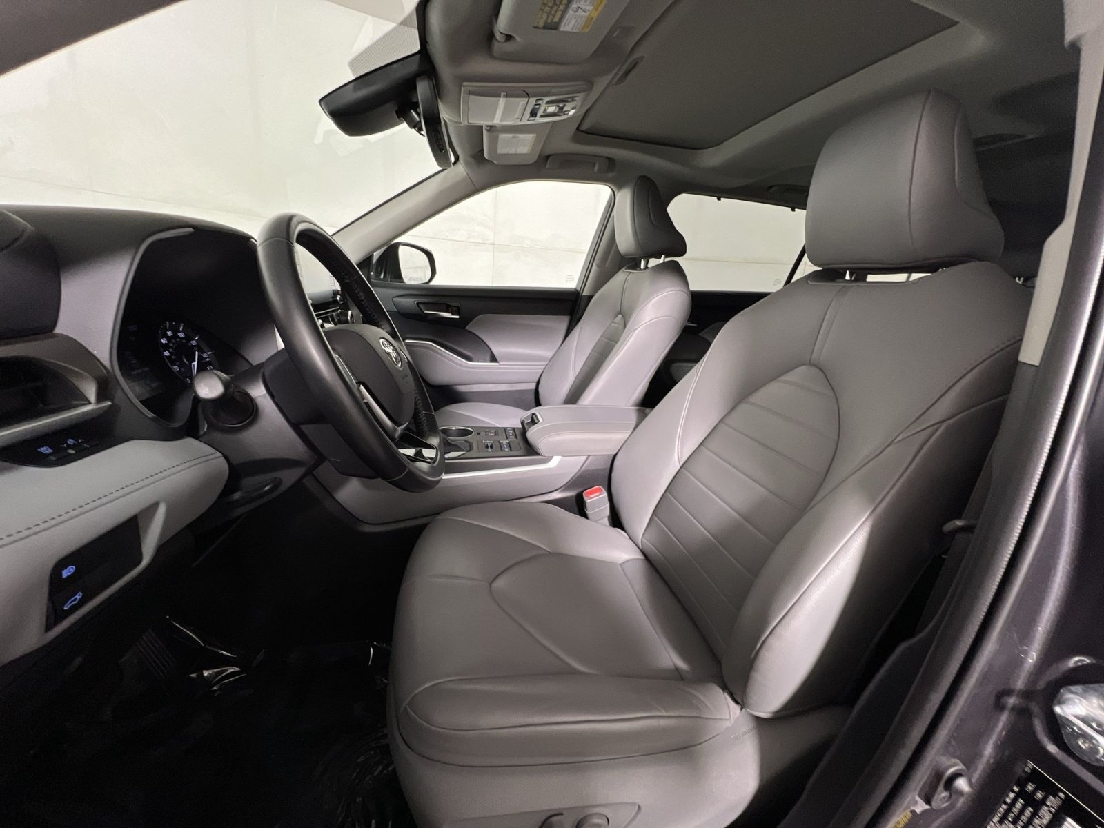 Used 2021 Toyota Highlander XLE AWD/4WD image 13