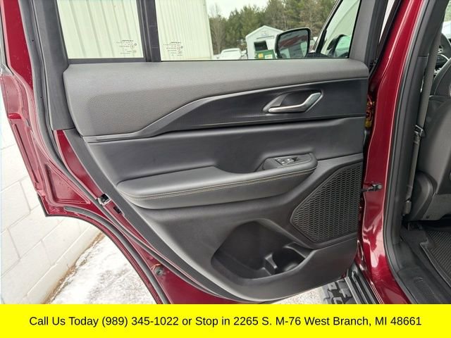 Used 2025 Jeep Grand Cherokee Altitude image 32