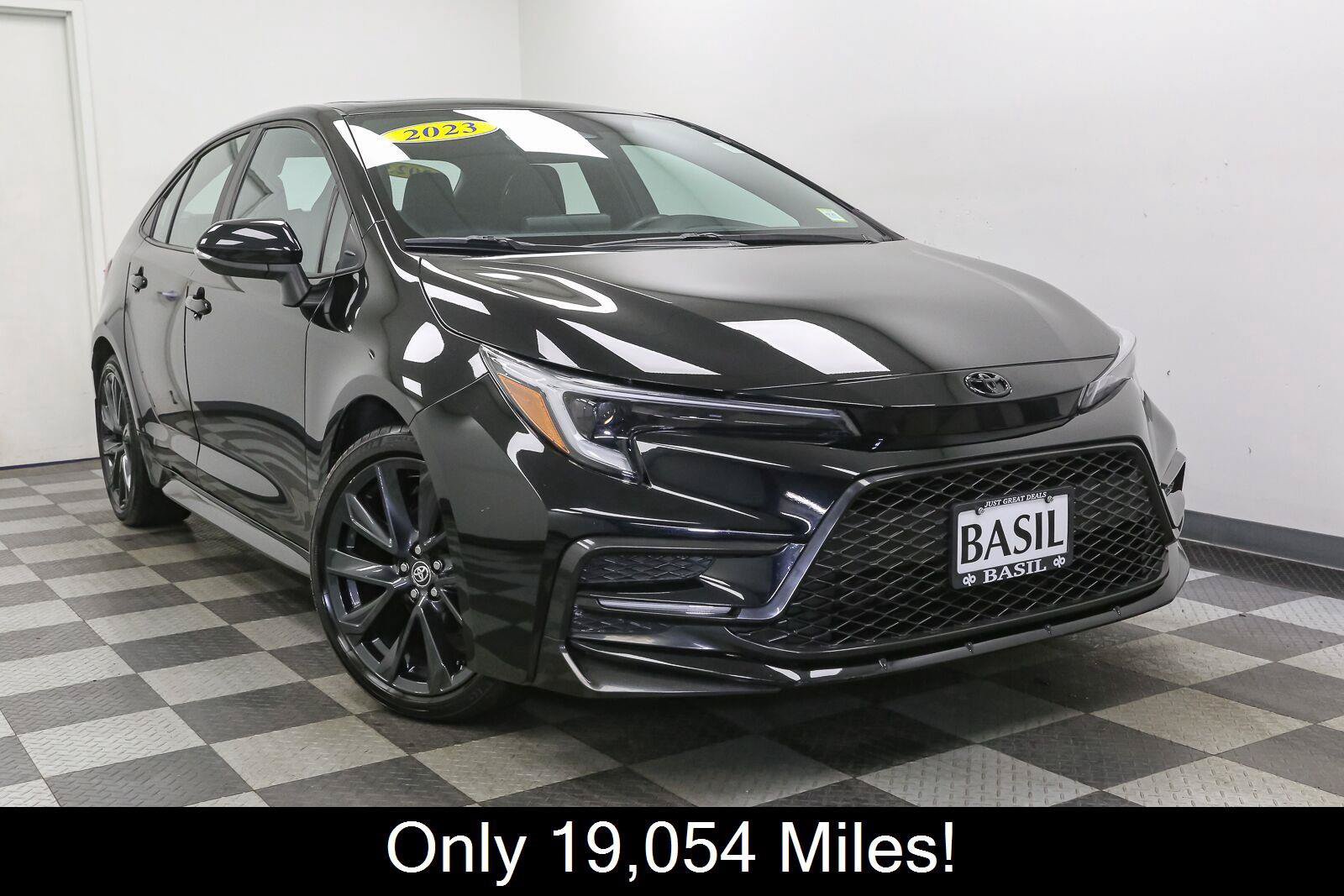 Used 2023 Toyota Corolla SE w/ SE Premium Package FWD image 2