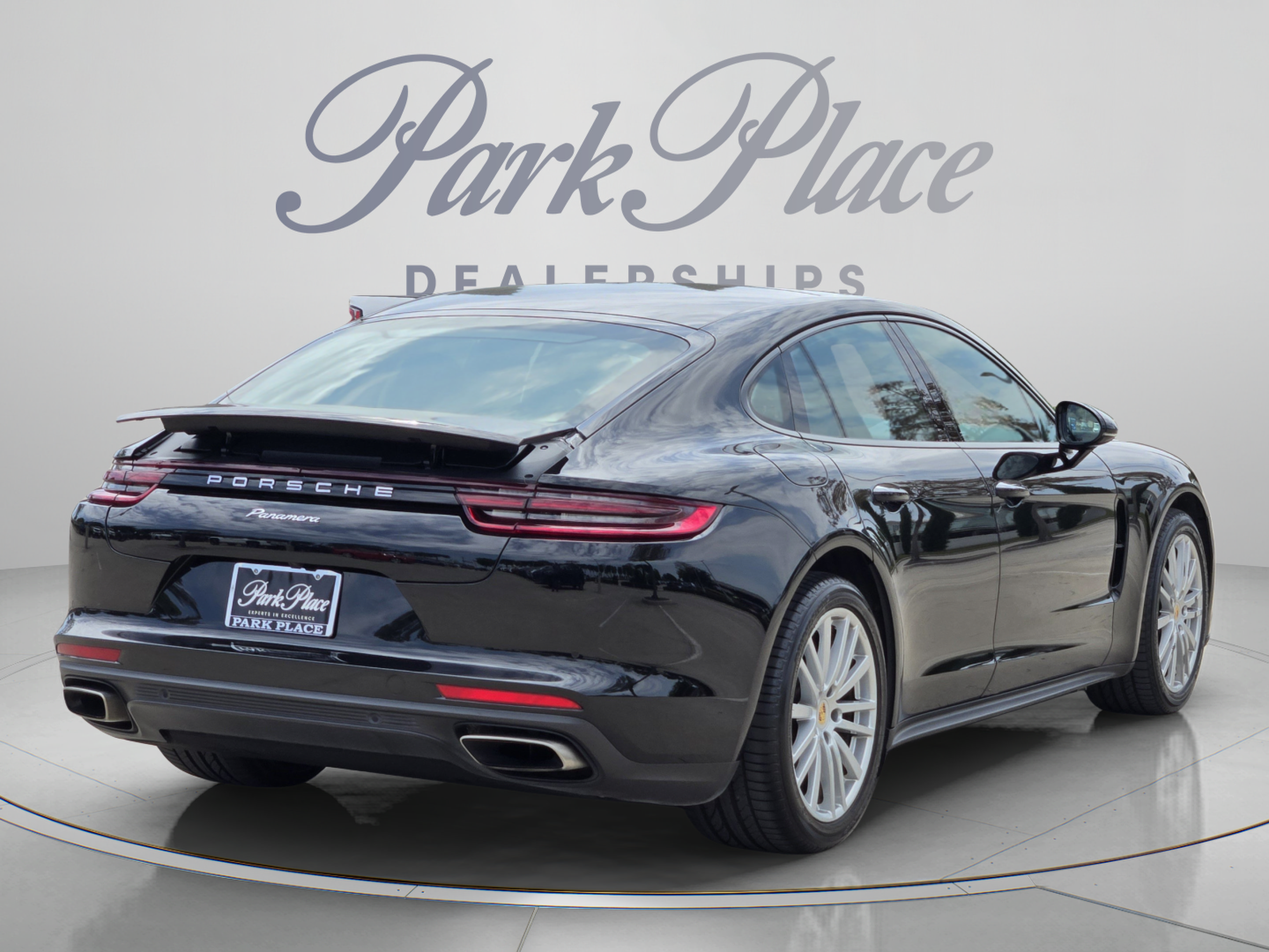 Used 2017 Porsche Panamera image 5