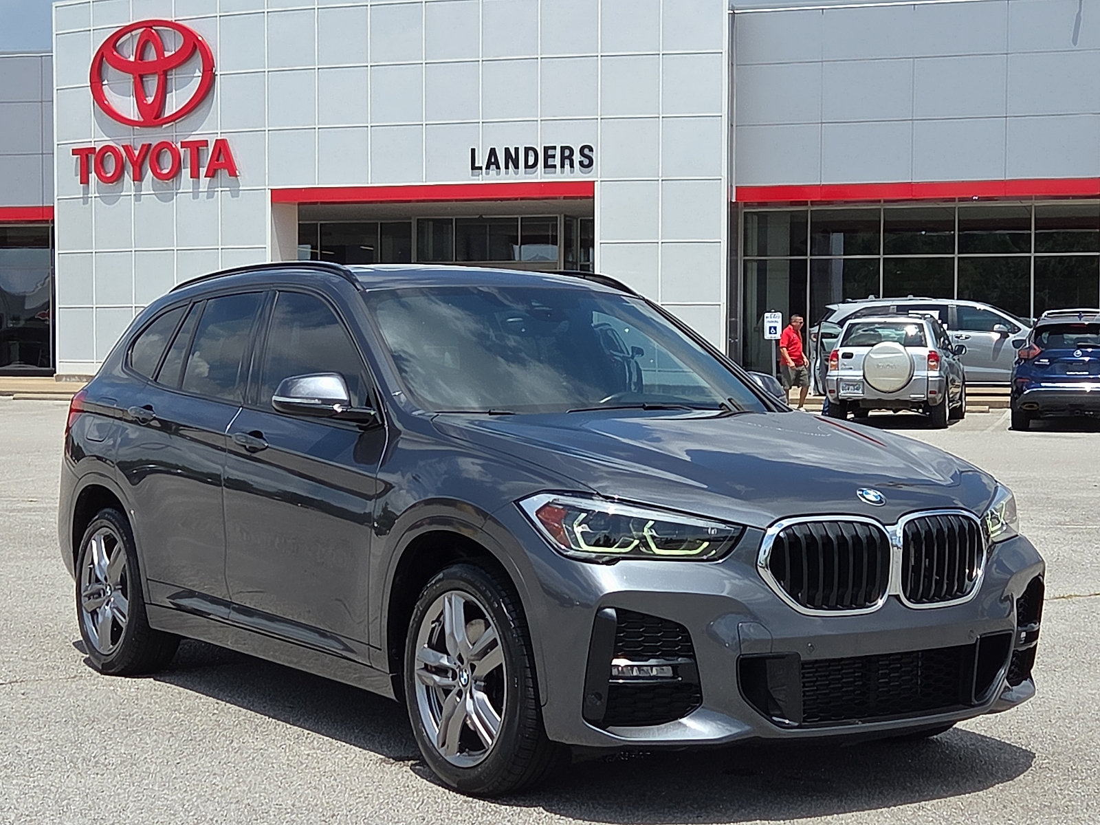 Used 2022 BMW X1 xDrive28i w/ M Sport Package AWD/4WD image 1