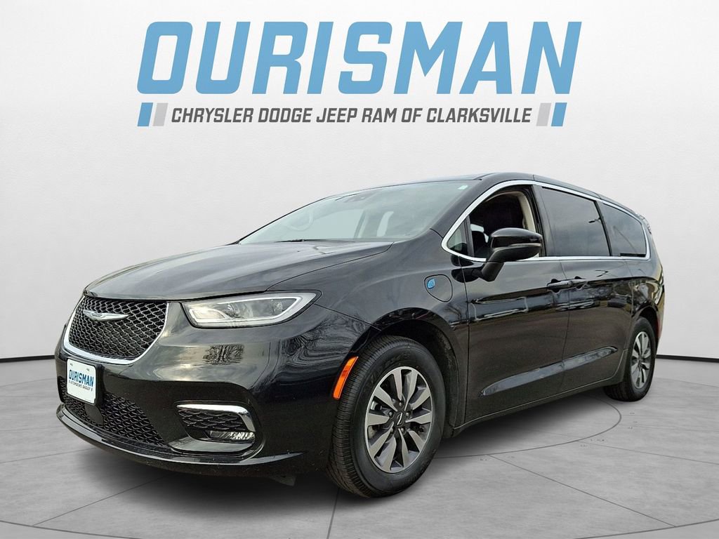 Used 2023 Chrysler Pacifica Touring-L image 3