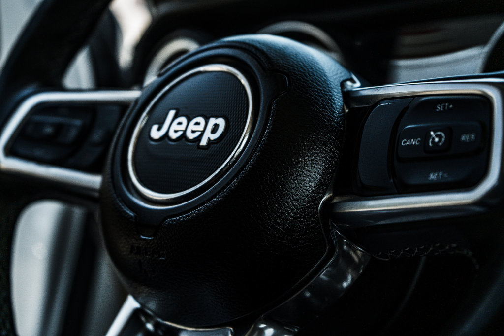 Used 2018 Jeep Wrangler Unlimited Sahara w/ Uconnect 4C Nav & Sound Group AWD/4WD image 28