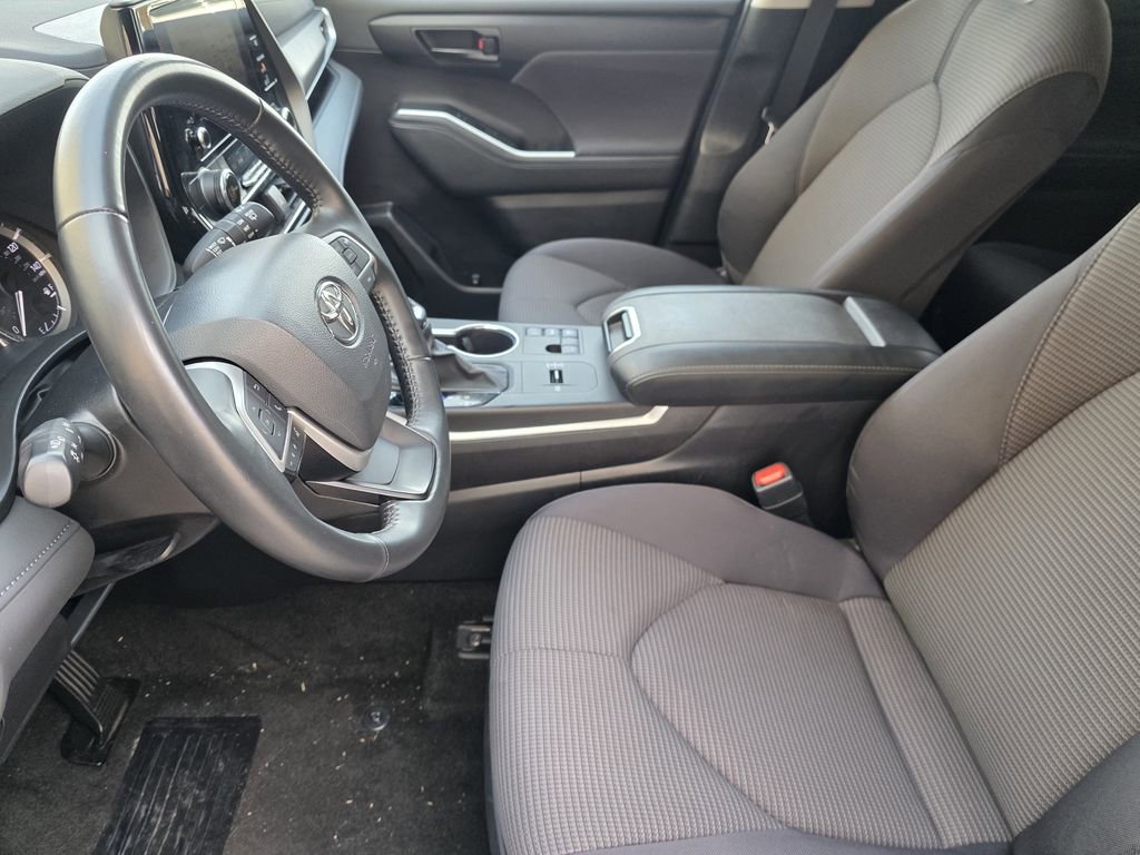Used 2024 Toyota Highlander LE image 10