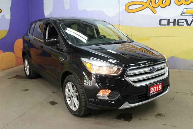 Used 2019 Ford Escape SE w/ Ford Safe & Smart Package FWD image 2