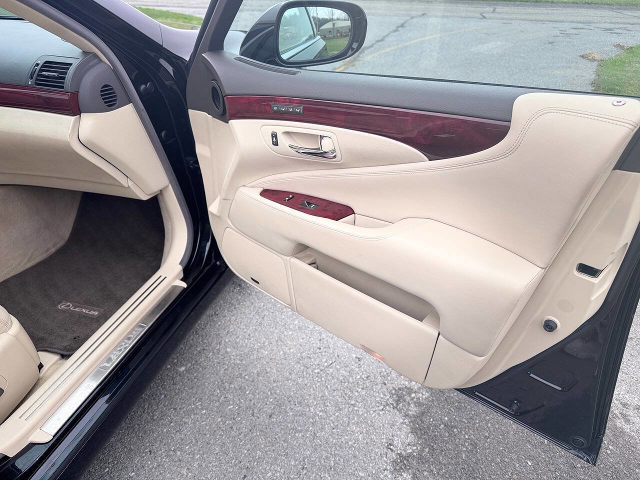 Used 2012 Lexus LS 460 AWD w/ Comfort Plus Pkg image 17