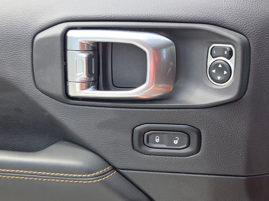 Used 2025 Jeep Wrangler Unlimited Sahara image 27