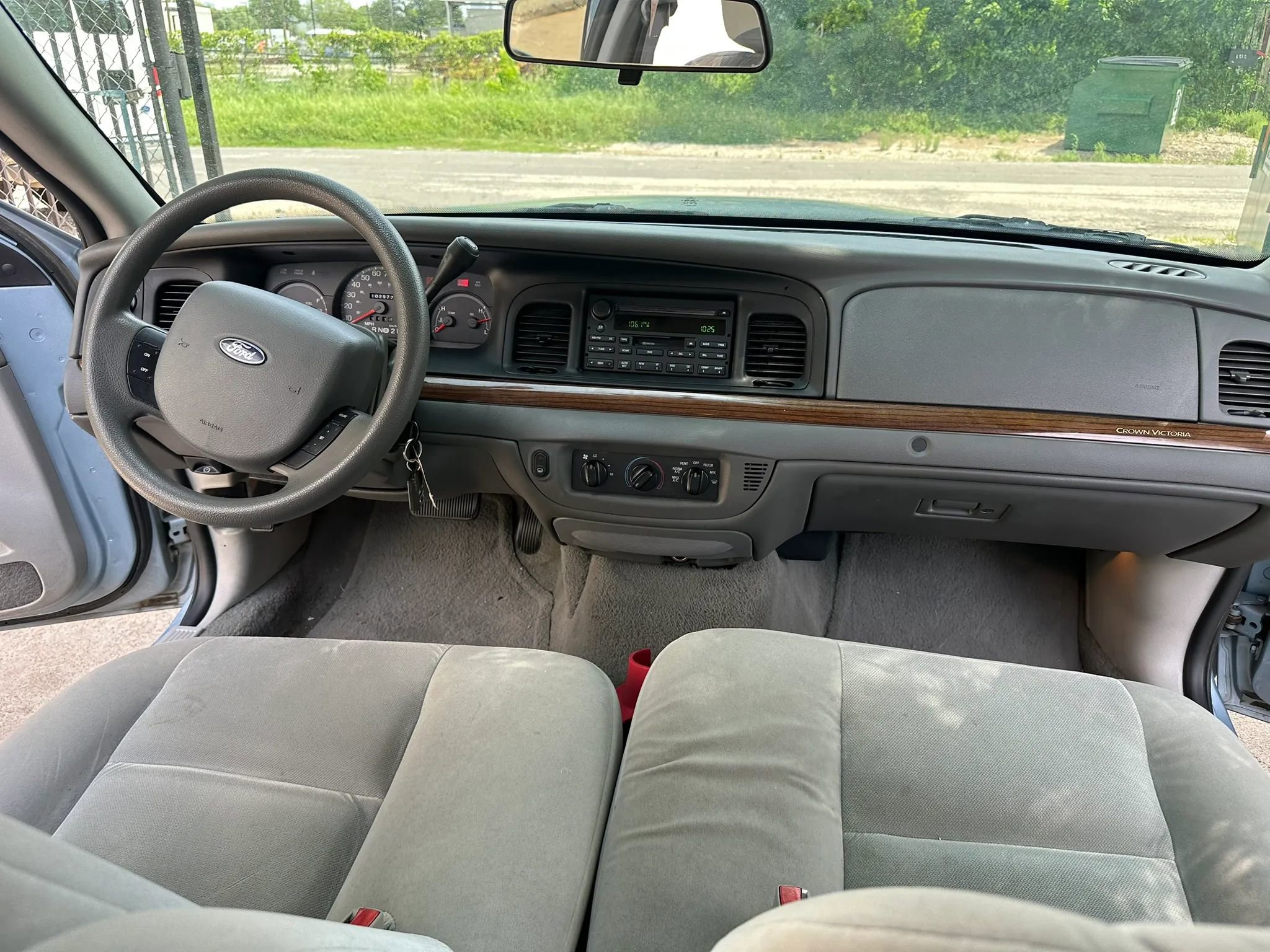 Used 2005 Ford Crown Victoria RWD image 10