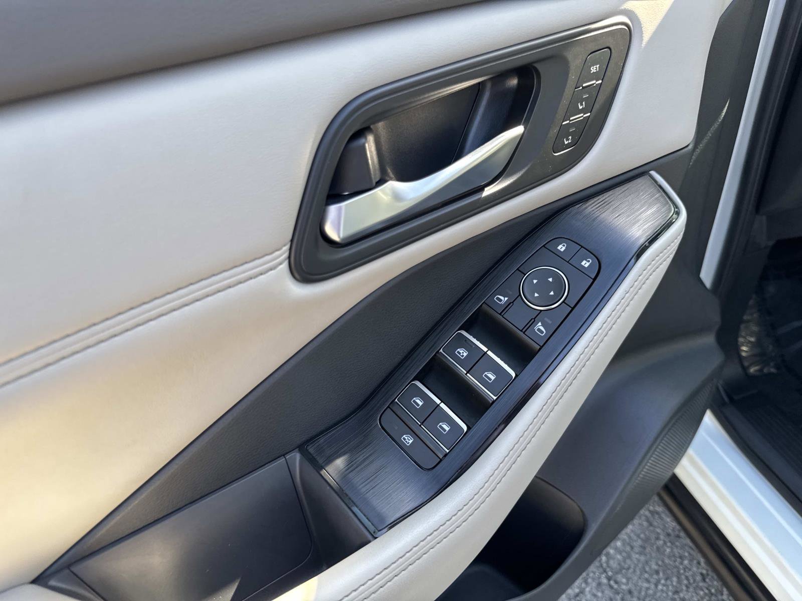 Used 2023 Nissan Rogue SL w/ SL Premium Package image 17