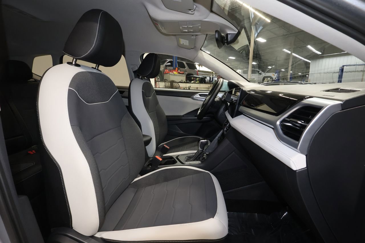 Used 2025 Volkswagen Taos SE image 25