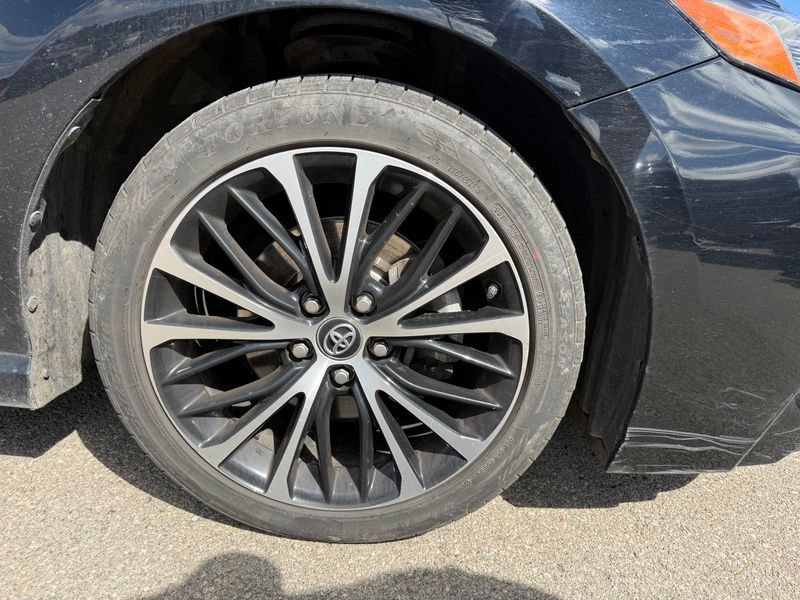 Used 2018 Toyota Camry SE w/ Moonroof Package FWD image 9