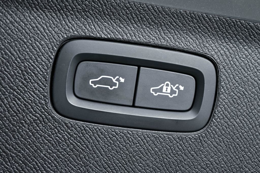 Certified 2025 Volvo XC90 B5 Plus AWD/4WD image 35