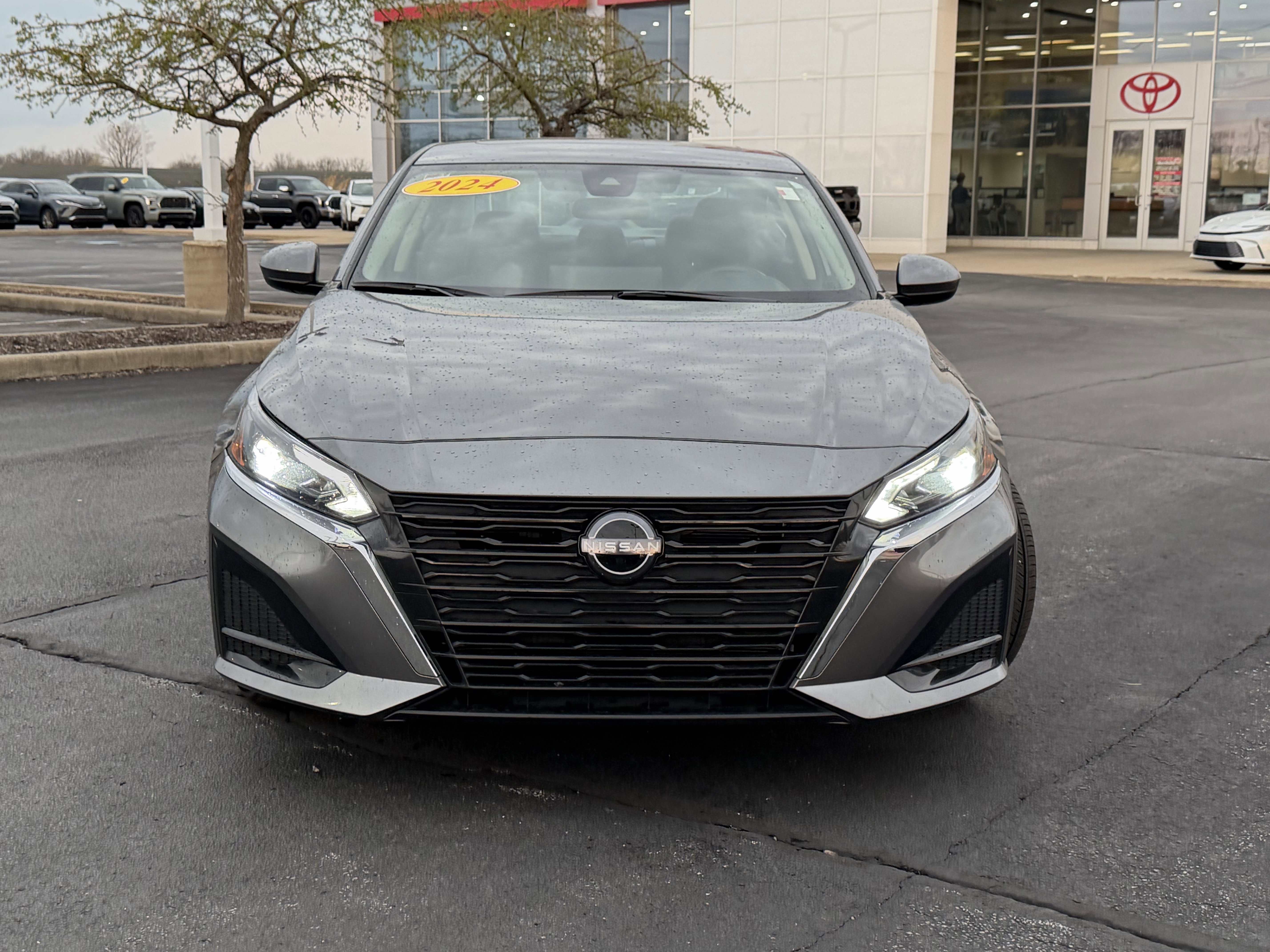 Used 2024 Nissan Altima 2.5 SV w/ SV Premium Package image 2