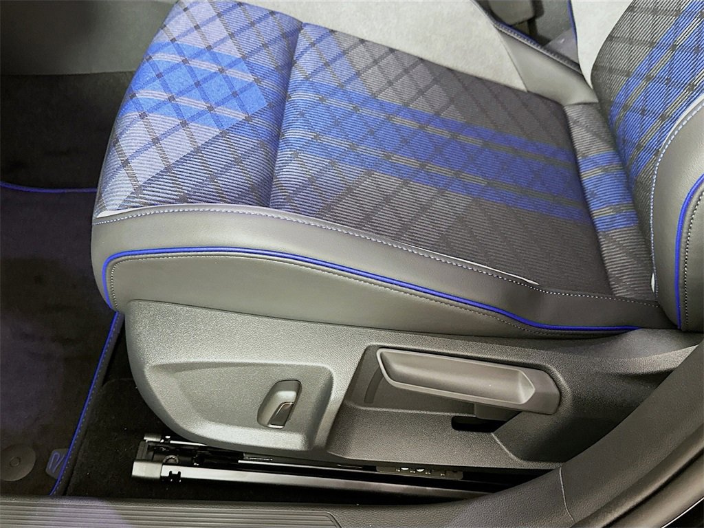 New 2025 Volkswagen Golf R Black Edition image 9