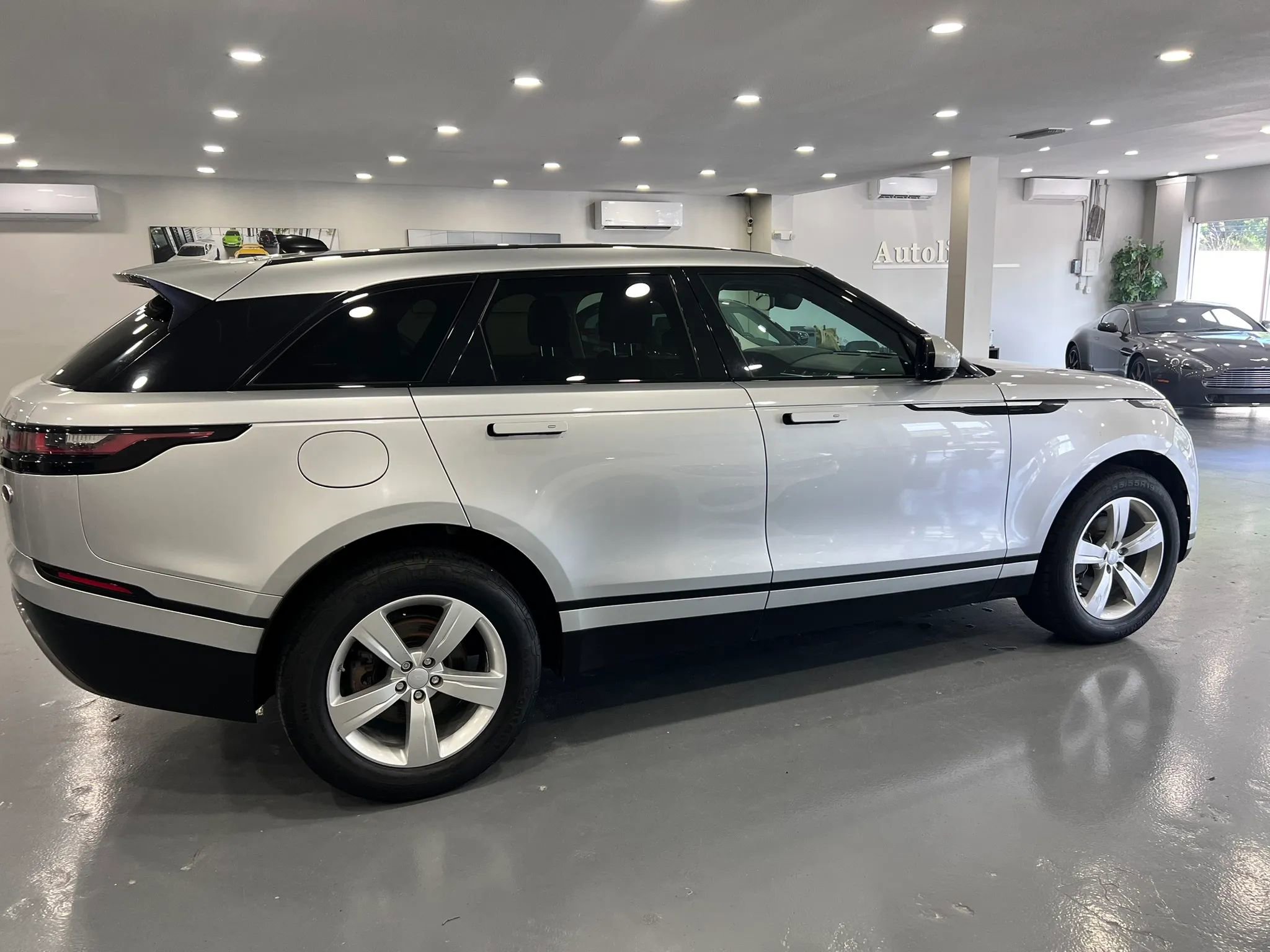 Used 2018 Land Rover Range Rover Velar S AWD/4WD image 46