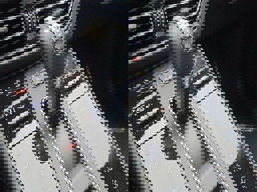 Certified 2025 Porsche Macan image 33