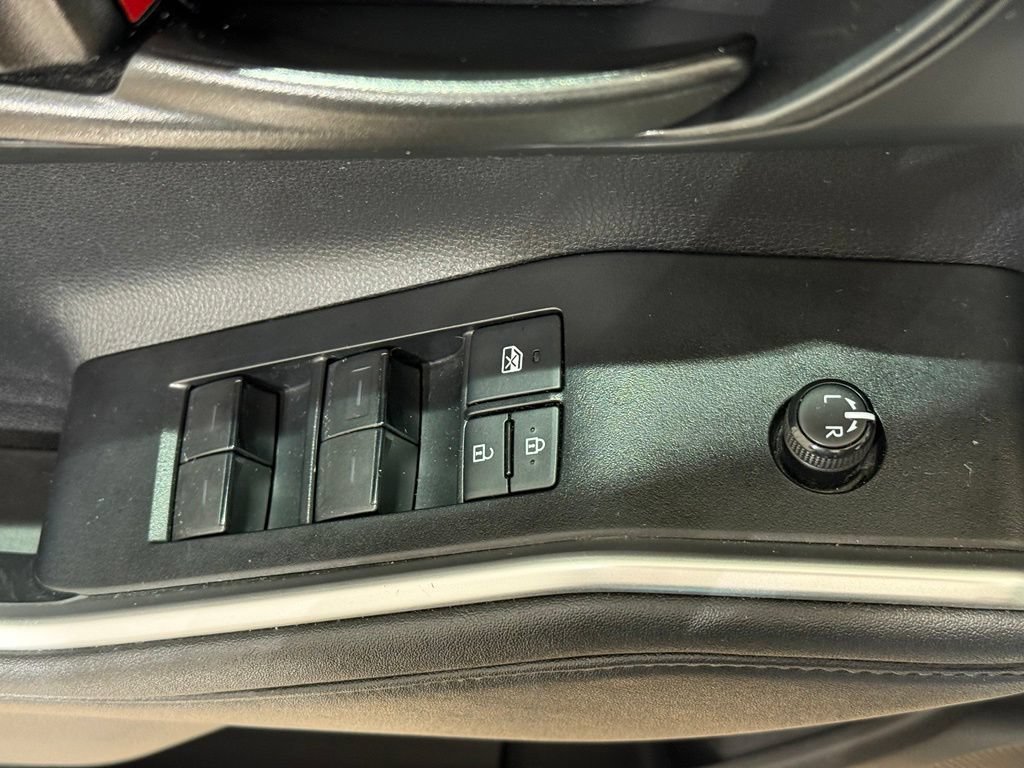 Used 2021 Toyota Highlander LE AWD/4WD image 16