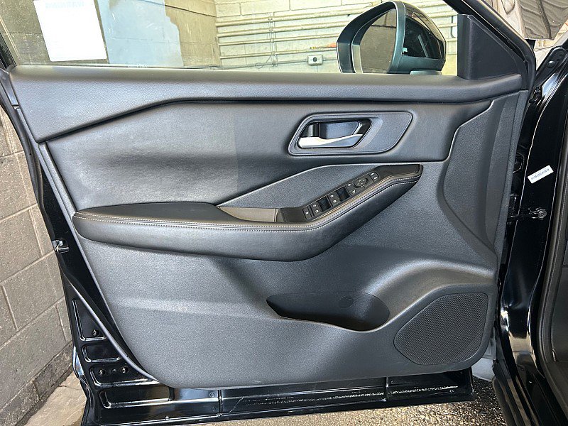 Used 2025 Nissan Rogue SV FWD image 17