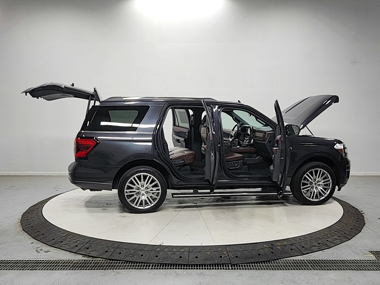 Used 2024 Ford Expedition Limited RWD image 16