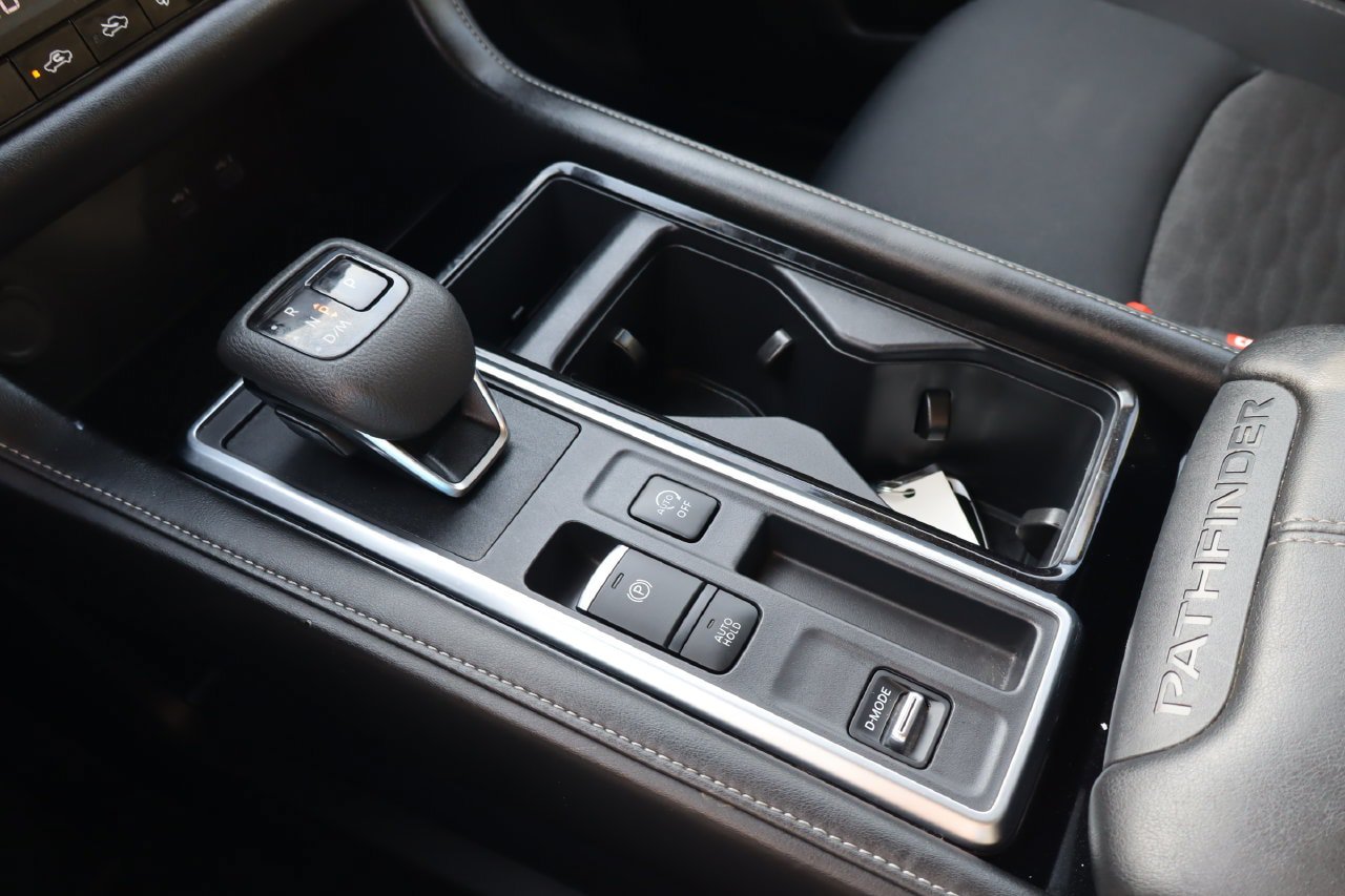 Used 2025 Nissan Pathfinder SV FWD image 27