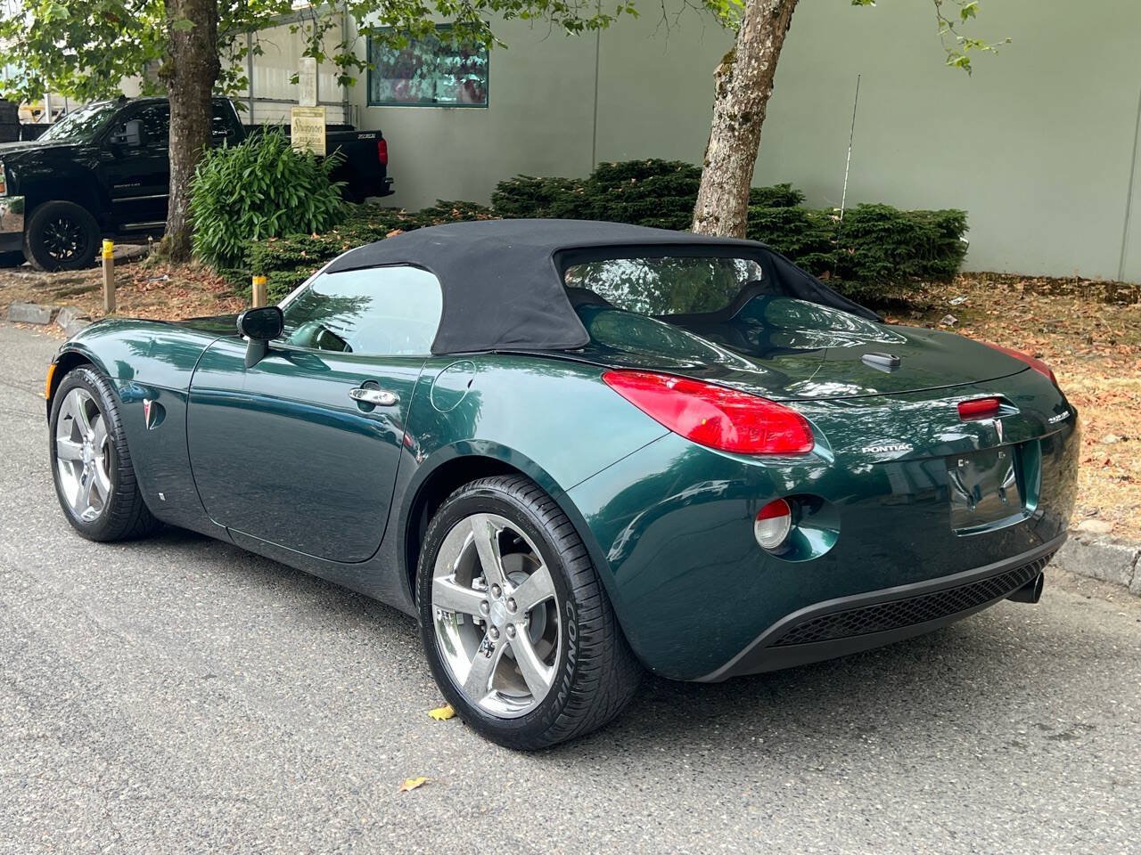 Used 2006 Pontiac Solstice Convertible w/ Premium Package RWD image 3