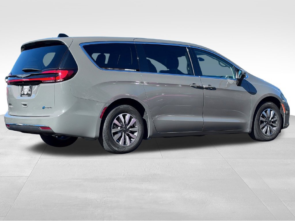 Used 2023 Chrysler Pacifica Touring-L FWD image 7