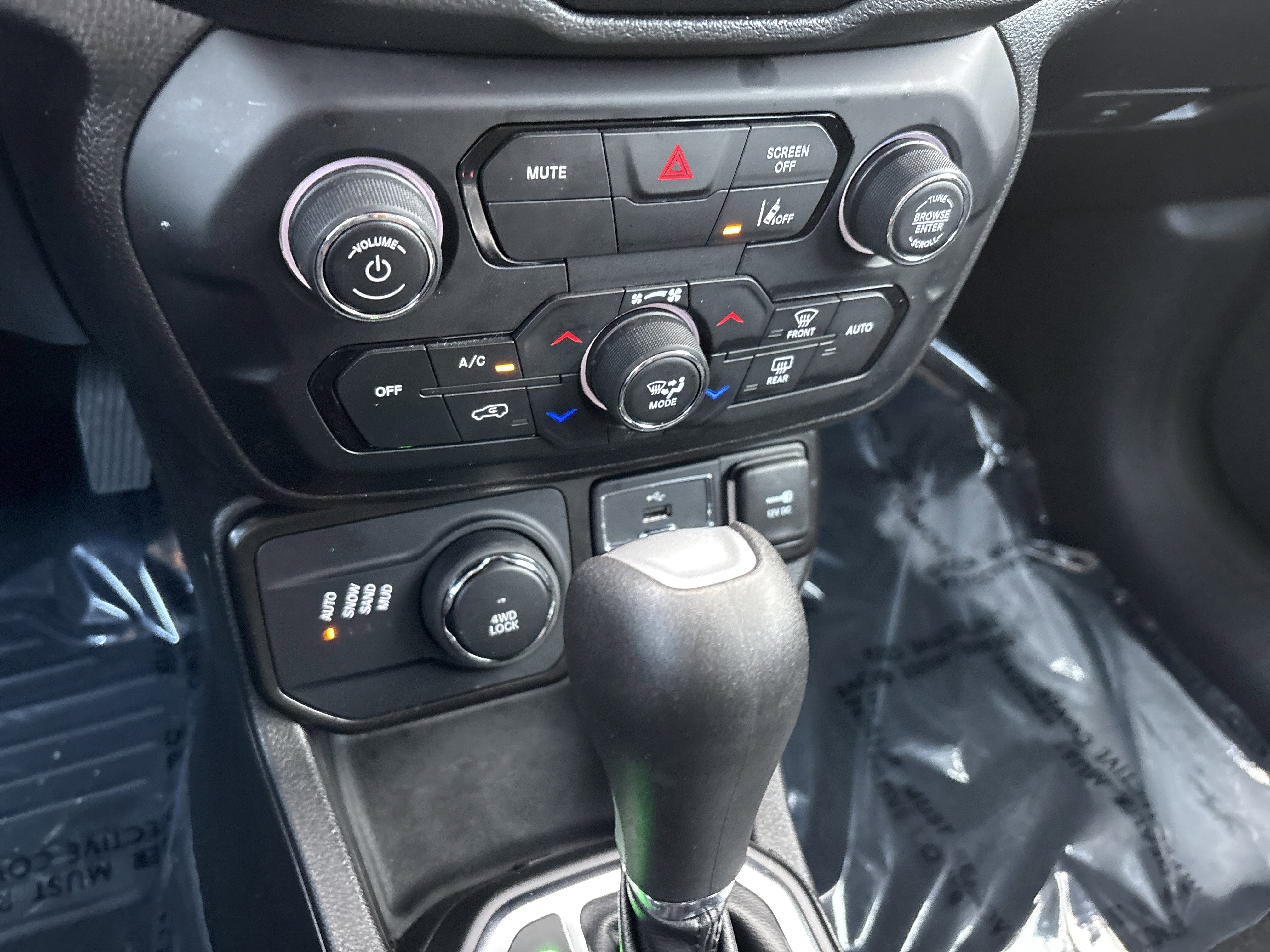 Certified 2023 Jeep Renegade Latitude w/ Premium Group image 30