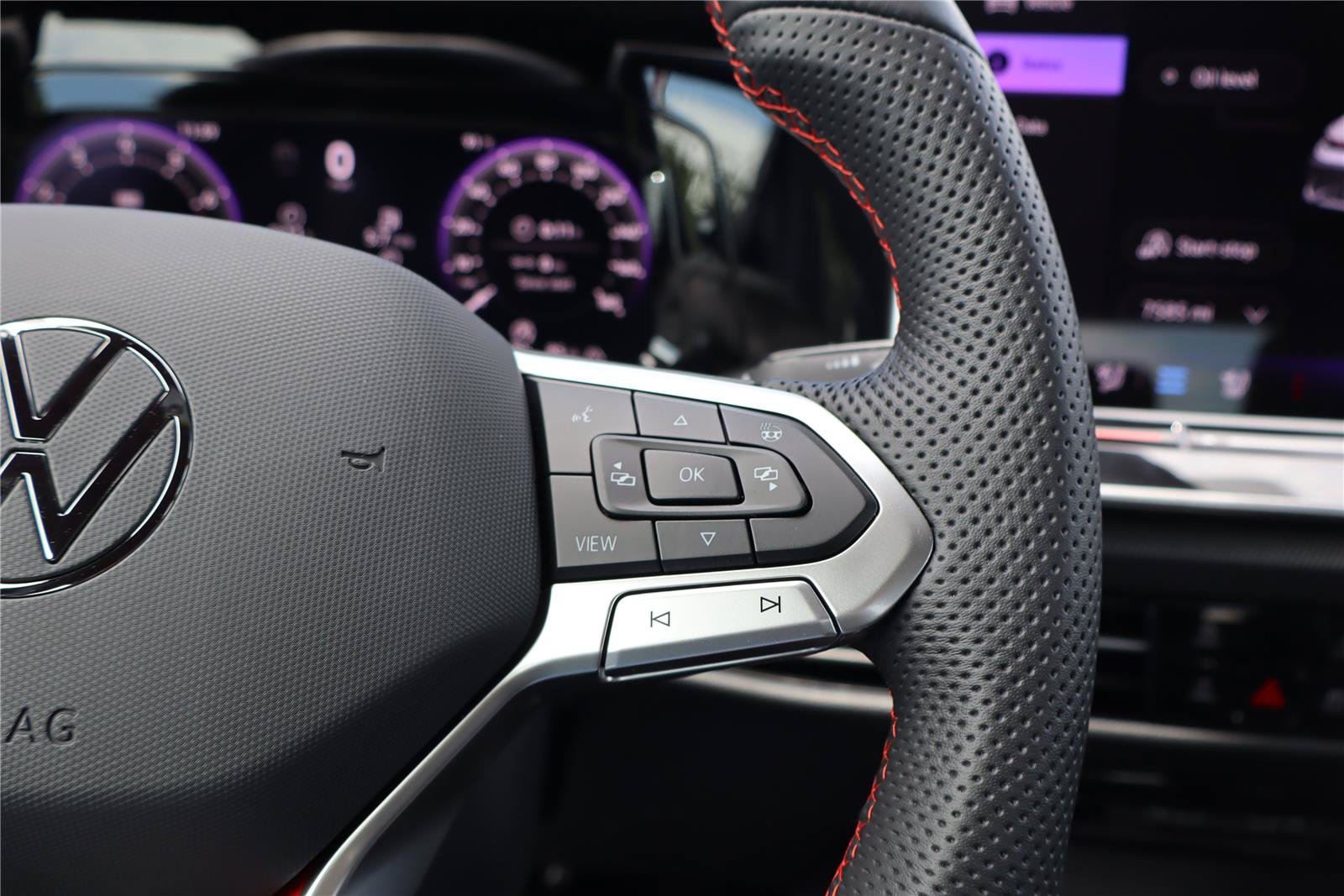 Certified 2025 Volkswagen GTI SE FWD image 17