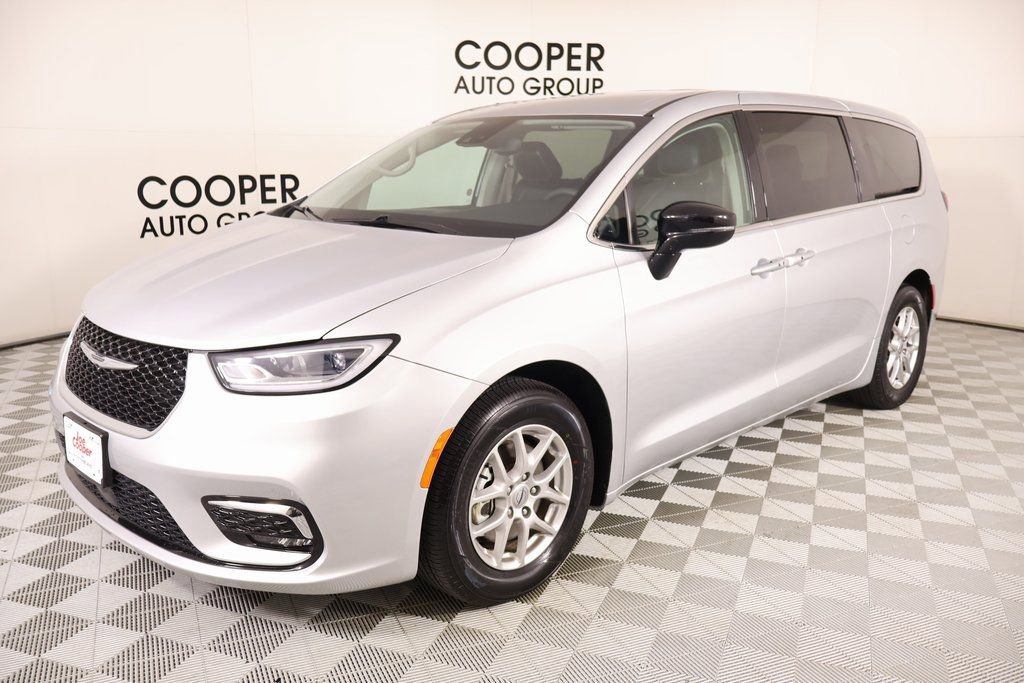 Used 2024 Chrysler Pacifica Touring-L image 10