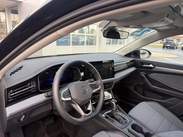 Used 2025 Volkswagen Jetta SE w/ Sunroof Package FWD image 7