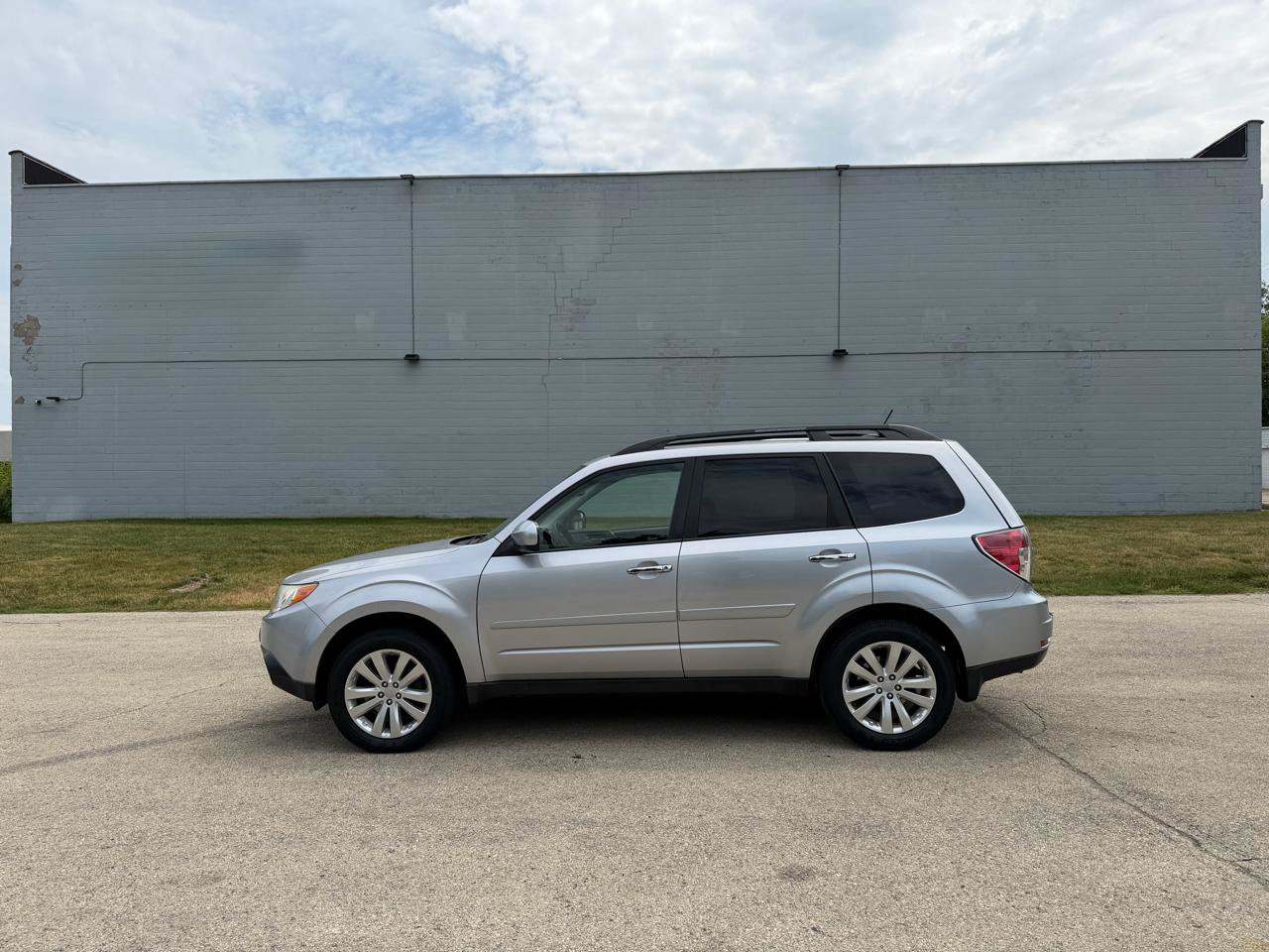 Used 2013 Subaru Forester 2.5X Premium w/ Popular Pkg 3 AWD/4WD image 4