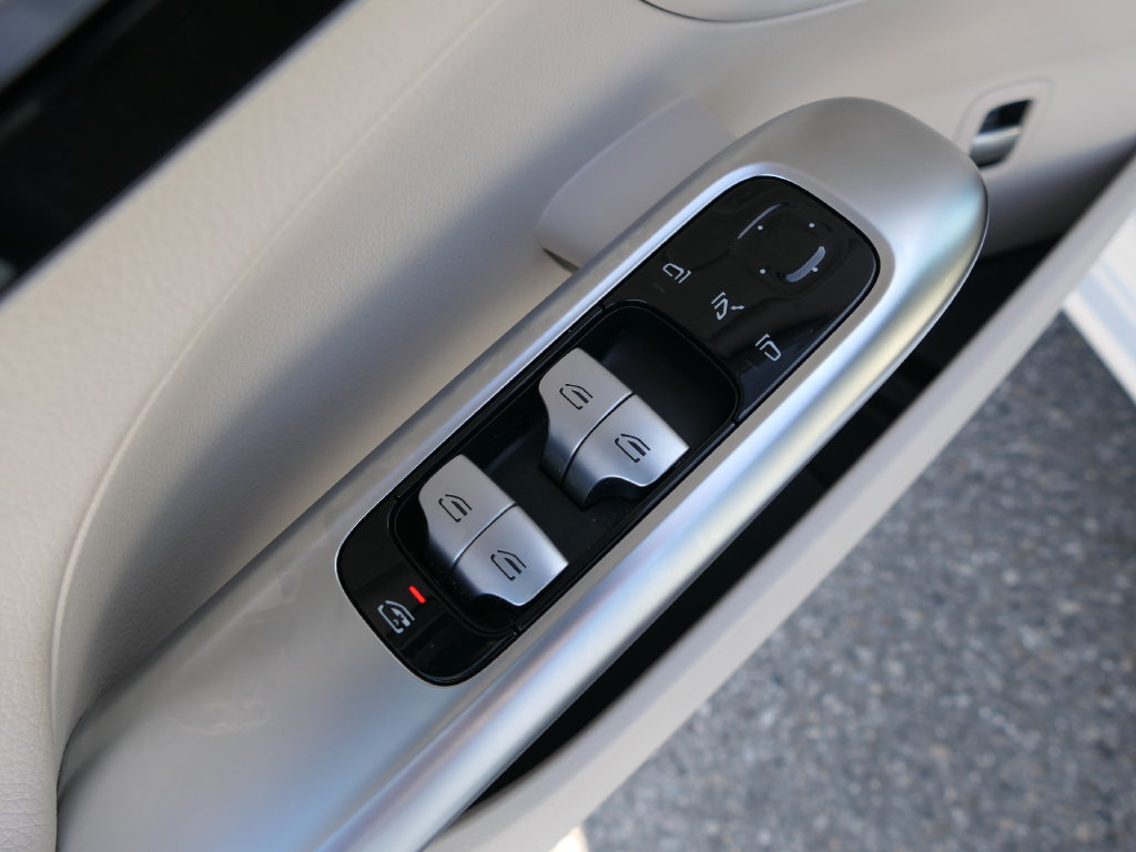 Used 2025 Mercedes-Benz C 300 Sedan image 13